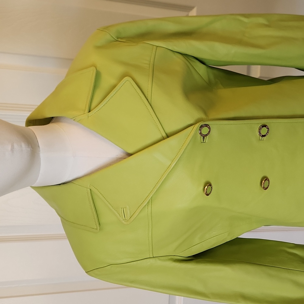 St John 100% Leather Blazer in a beautiful vibrant green. - Picture 5 of 12